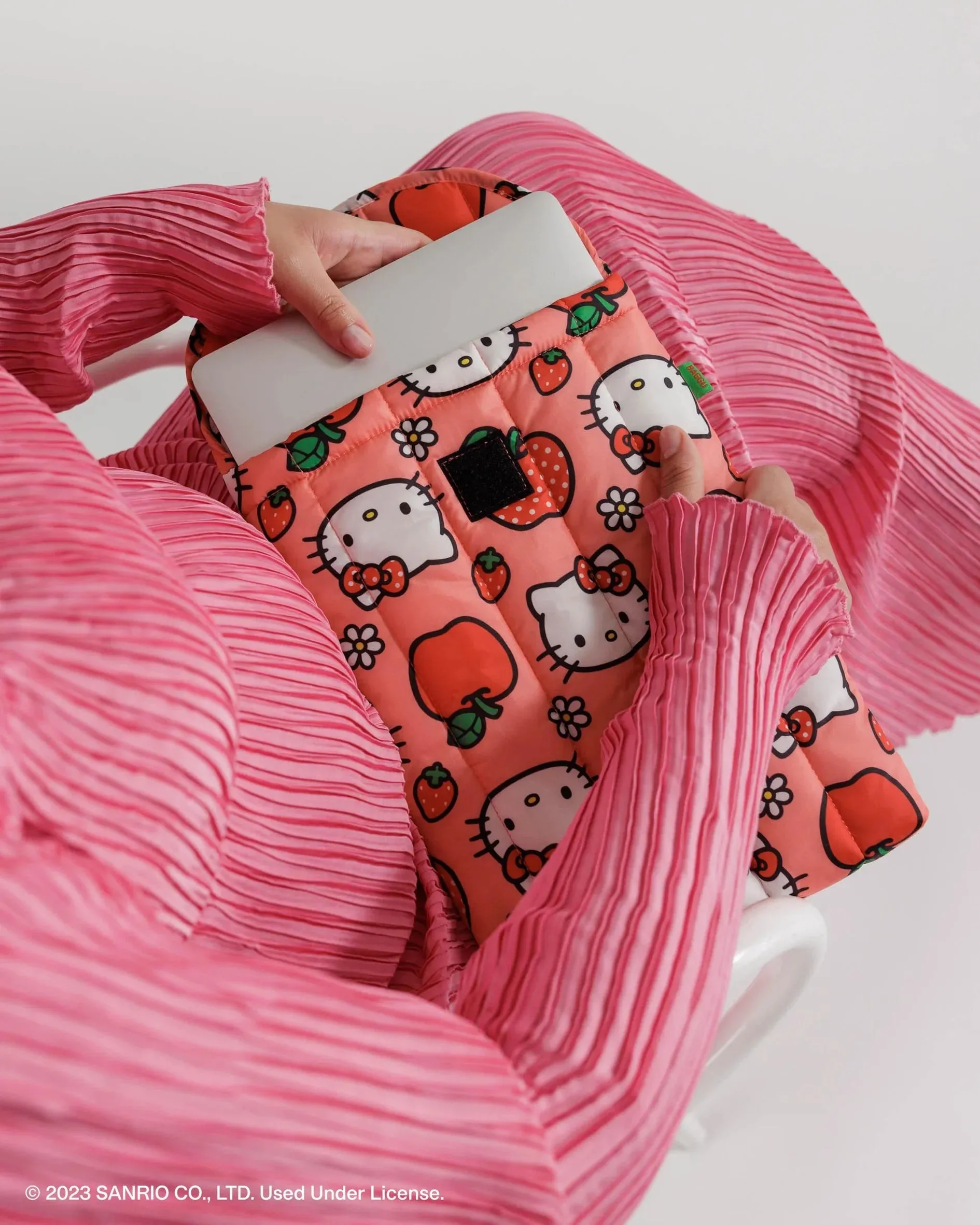 Baggu | Puffy Laptop Sleeve 13"/14" | HELLO KITTY APPLE
