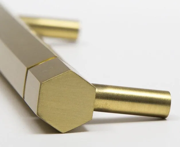 Facet-01 Handle