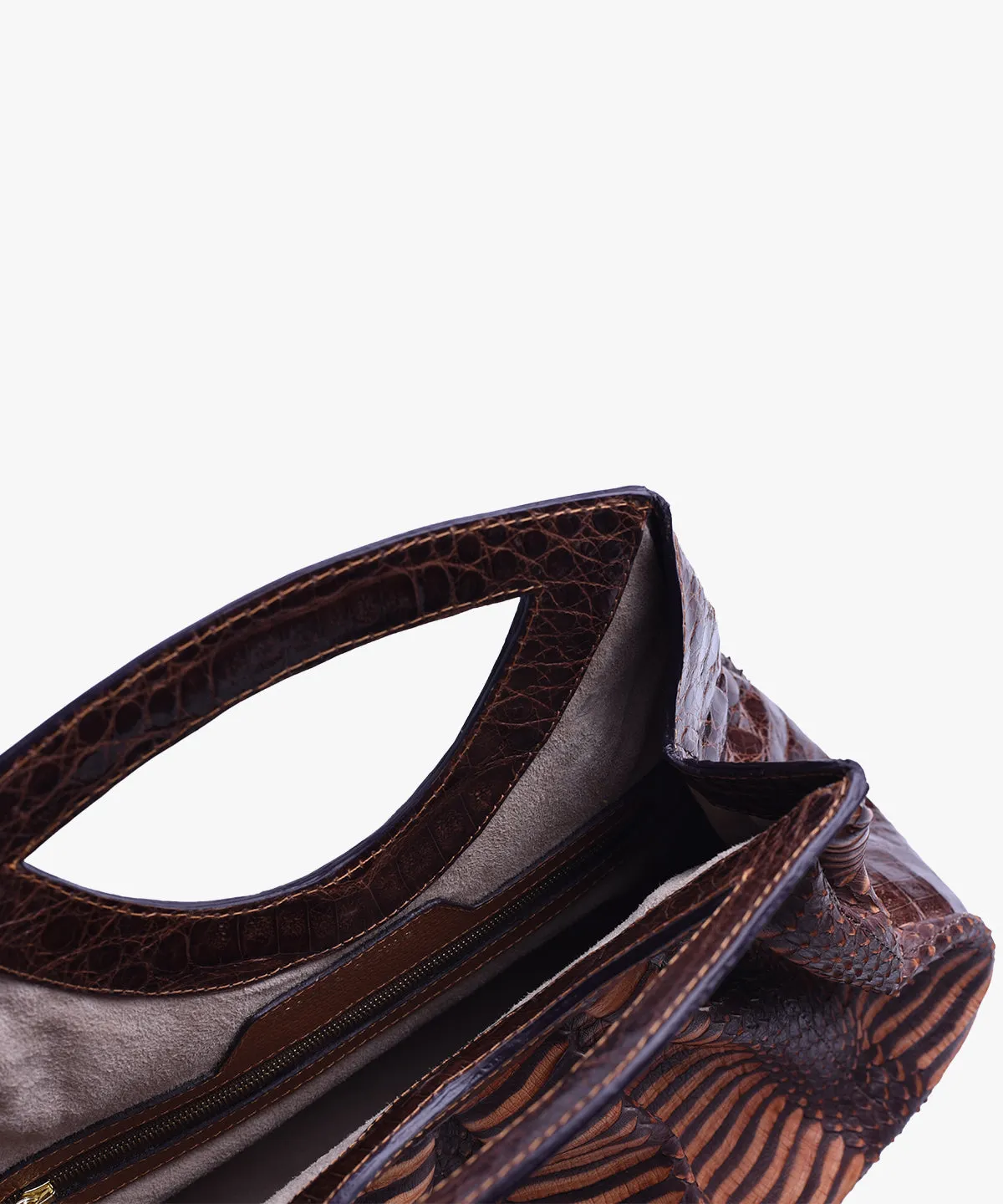 La Pola in Snake and Crocodile