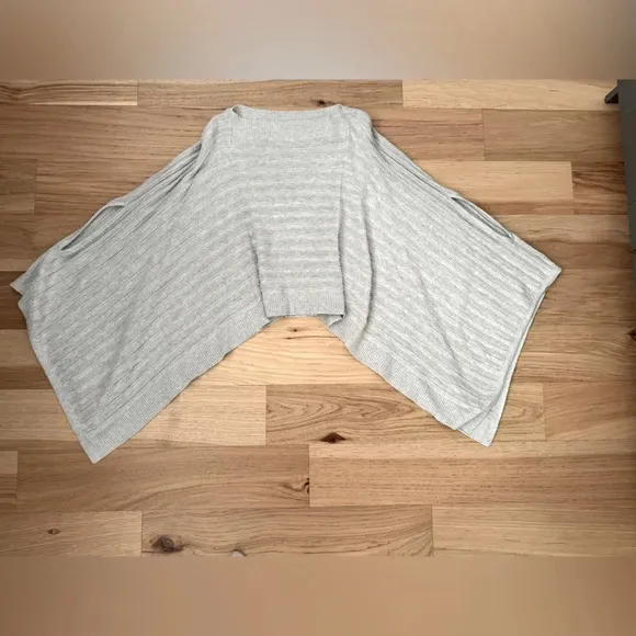 Lululemon Forward Flow Poncho Heathered Core Ultra Light Grey size OS casual