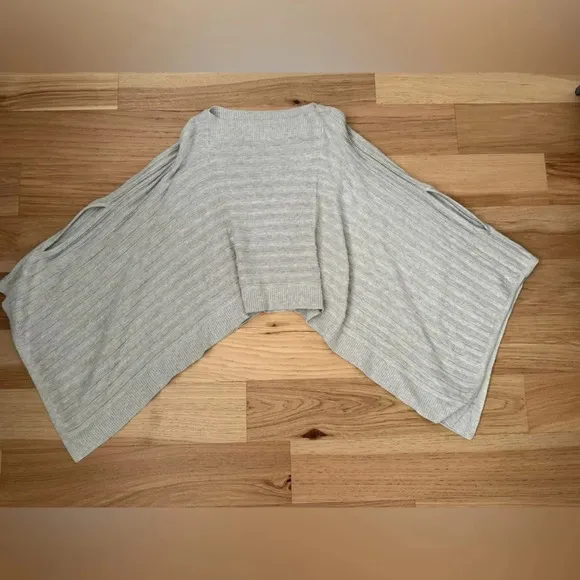 Lululemon Forward Flow Poncho Heathered Core Ultra Light Grey size OS casual